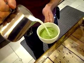 How to Make Matcha Latte Art Like a Pro