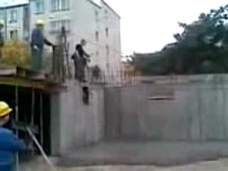 Рабочий прыгнул в цемент