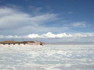 Salar de Uyuni                        Граница между небом и землёй