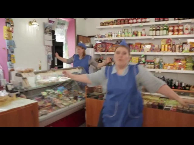Пьяная Продавщица В Магазине Продает Рыбу