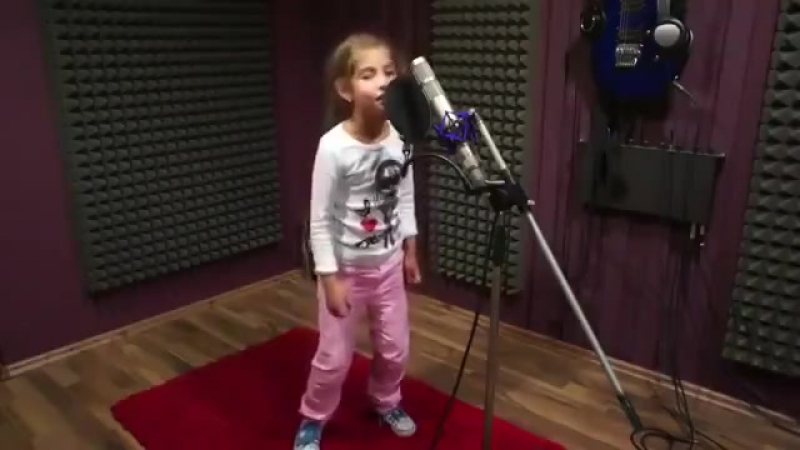 Девченка клево поет
