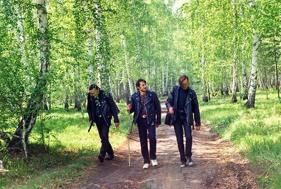 мы идём в тишине. егор летов колючая проволока. гражданская оборона егор летов убивать. чёрный лукич мы идём в тишине. мы идем по убитой весне.