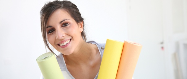 Человек клеит обои фото. Клеить обои. Клеить обои. Мужчина клеит обои. Человек который клеит обои.