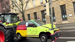 #Berlin Trecker fhrt mit Ampel auf Auto Unter den Linden