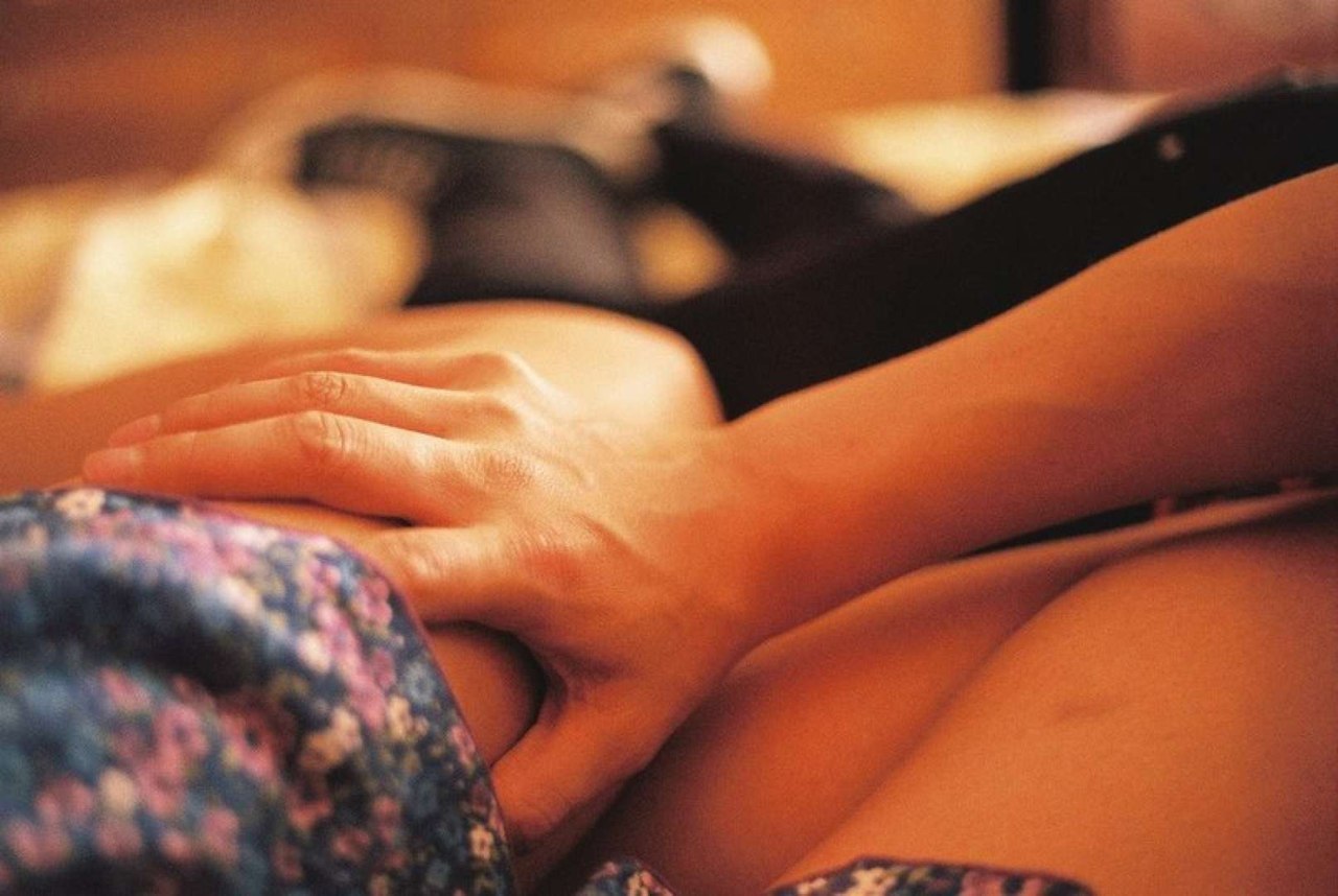 Гладит ноги