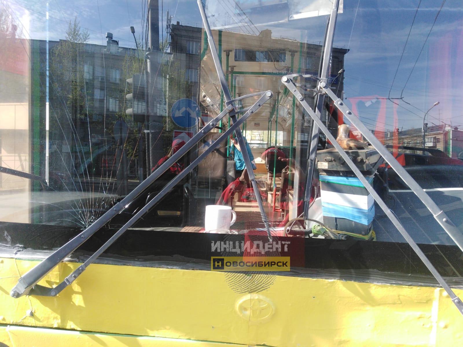 Троллейбус и Mitsubishi столкнулись в Ленинском районе Это картинка