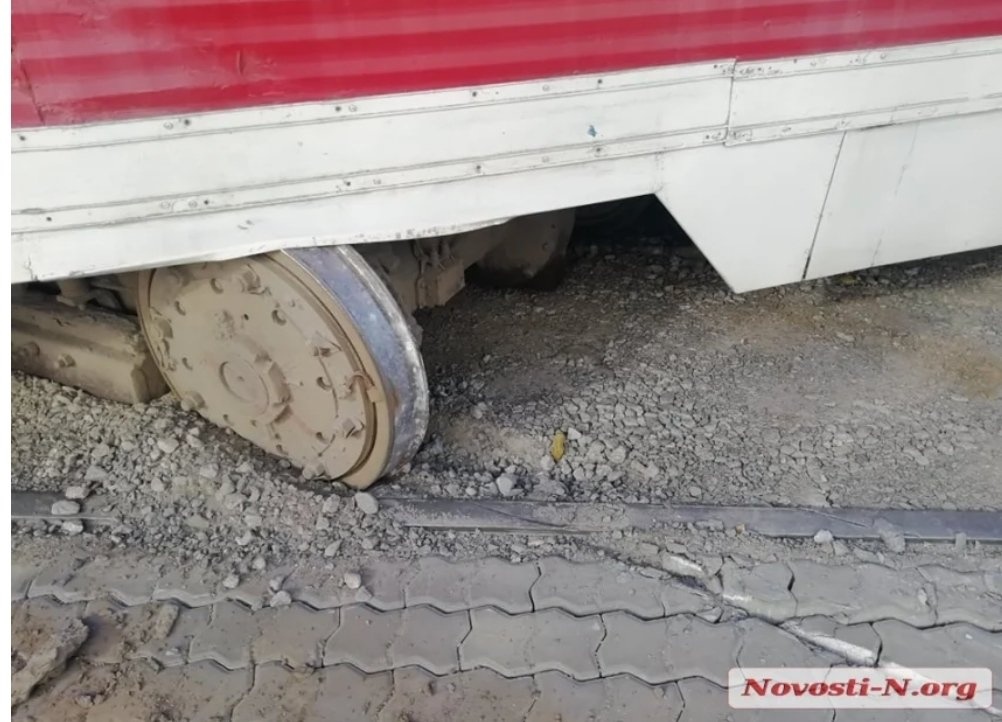 В среду, 14 октября, в центре Николаева сошёл с рельсов трамвай 3 Это картинка