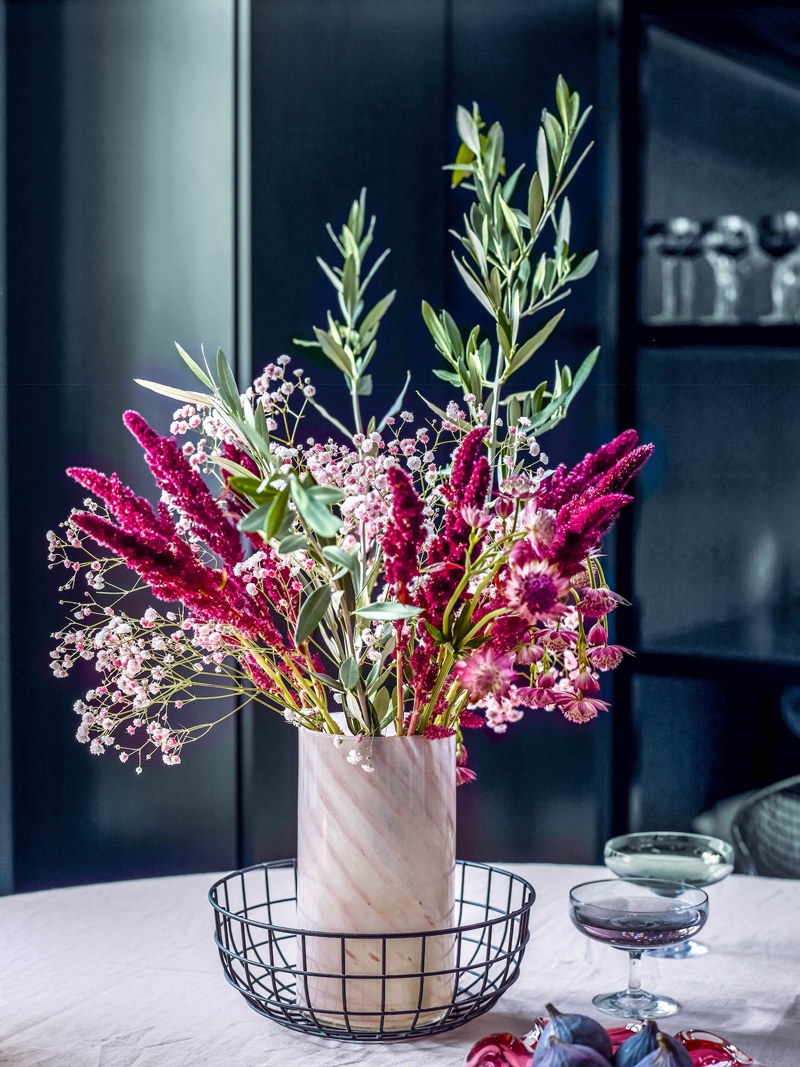 Пример зонирования комнаты в квартире-студии стеклянной перегородкой.