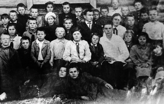 Илл. 3 – Саша Вологин в нижнем ряду (на земле) слева, 1934 год, 4 класс, школа № 5