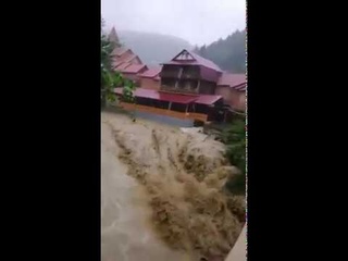 ЯК ВИГЛЯДА ВОДОСПАД В ЯРЕМЧЕ ПІД ЧАС ПОВЕНІ